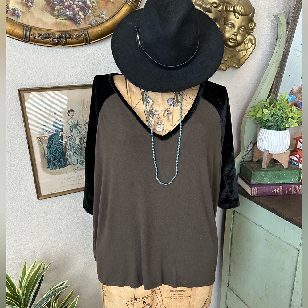 Urban Outfitters Tela Black‎ Velvet & Olive Green Oversized Stretch Blouse sz S